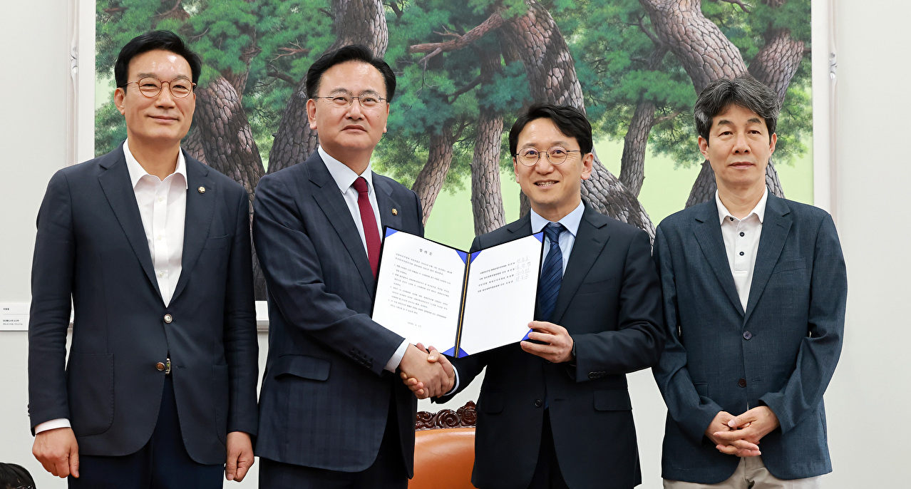 더불어민주당 천준호 원내운영수석부대표(오른쪽 두번째)와 국민의힘 유상범 원내운영수석부대표(왼쪽 두번째)가 17일 국회에서 6&middot;3 지방선거와 관련해 합의를 마친 뒤 기념 촬영하고 있다.왼쪽은 국회 정치개혁특별위원회 야당 간사인 국민의힘 서일준 의원, 오른쪽은 정개특위 여당 간사인 민주당 윤건영 의원. 2026.4.17 [사진=연합뉴스]