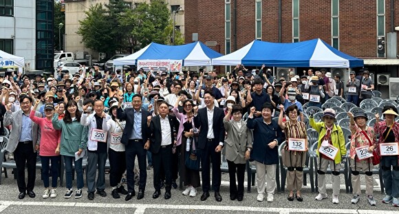 지난 27일 열린 풍덕천2동 동민의 날 행사에서 참가자들이 기념 촬영을 하고 있다. [사진=용인특례시]