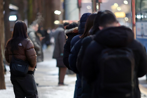 추위 속 버스 정류장에서 시민들이 서울로 향하는 광역버스를 기다리고 있다. [사진=연합뉴스]