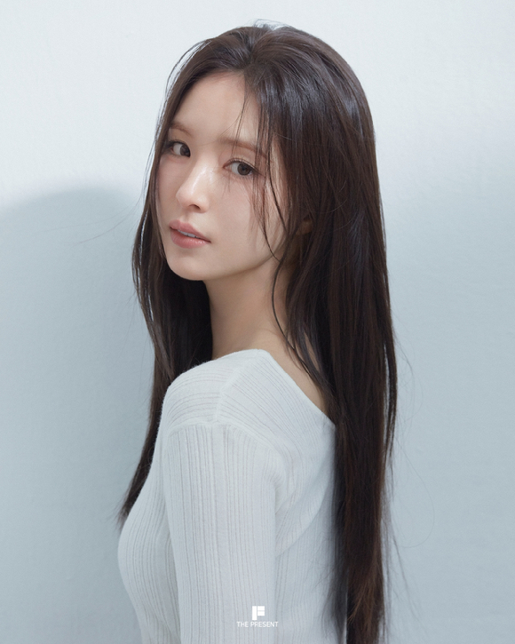 배우 신세경이 영화 '휴민트' 인터뷰에 앞서 포즈를 취하고 있다. [사진=더프레젠트컴퍼니]