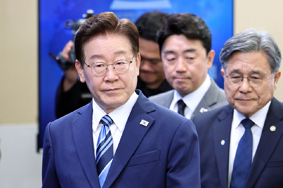 이재명 대통령이 27일 부산 해운대구에서 열린 제48차 유네스코 세계유산위원회 개최 준비 현황 보고회에 입장하고 있다. 뒤는 허민 국가유산청장과 강훈식 대통령비서실장. 한국이 의장국인 제48차 세계유산위원회는 오는 7월 부산에서 열린다. 2026.5.27 [사진=연합뉴스]