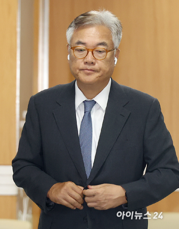 정진석 전 대통령 비서실장이 28일 오전 서울 서초구 서울중앙지방법원에서 열린 헌법재판관 미임명 관련 직무유기 혐의 사건 1심 결심공판에 출석하고 있다. [사진=곽영래 기자]