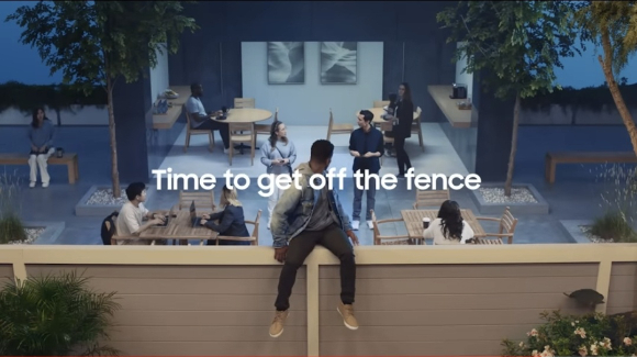 삼성전자 미국 법인이 이달 초 공식 유튜브, 트위터에 공개한 '울타리 위에서(On the fence)' 광고 [사진=삼성전자 미국법인 트위터]