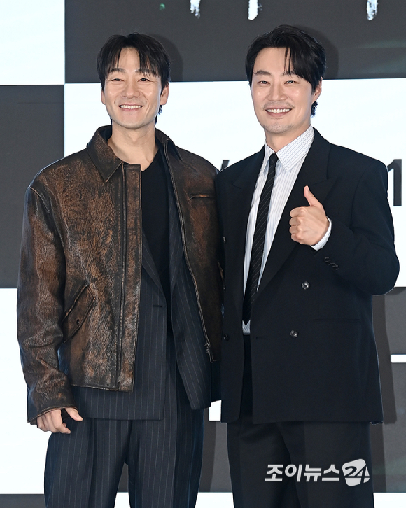 배우 박해수, 이희준이 13일 서울 구로구 더 세인트에서 열린 ENA 새 월화 '허수아비' 제작발표회에서 포토타임을 갖고 있다. [사진=곽영래 기자]