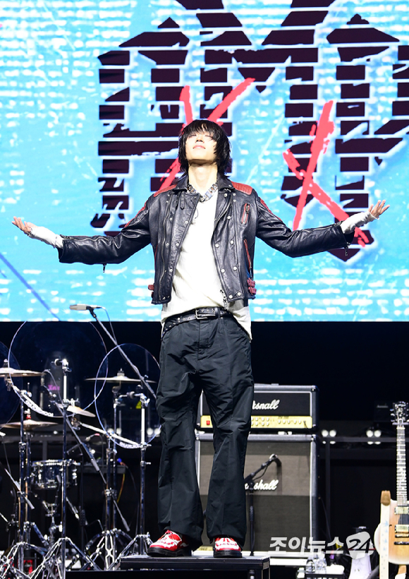 밴드 에이엠피 김신이 21일 오후 서울 서대문구 예스24 원더로크홀에서 열린 AxMxP(에이엠피) 첫 번째 미니앨범 'Amplify My Way'(앰플리파이 마이 웨이) 프레스 쇼케이스에 참석하고 있다. [사진=정소희 기자]