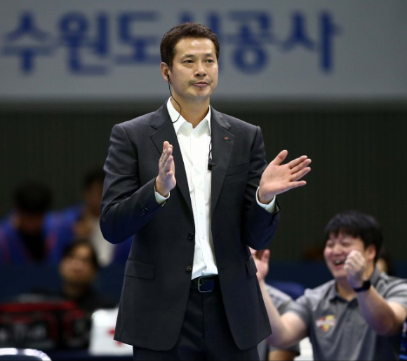 장병철 감독은 지난 2015년 한국전력 코칭스태프로 합류하며 지도자 생활을 시작했다. 그는 코치와 수석코치를 거쳐 2019년 팀 지휘봉을 잡았다. 사령탑으로 3시즌을 보낸 장 전 감독은 소속팀과 재계약하지 않았고 7년 동안의 동행을 끝냈다. [사진=발리볼코리아닷컴]