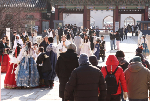 경복궁을 찾은 외국인 관광객들. [사진=연합뉴스]
