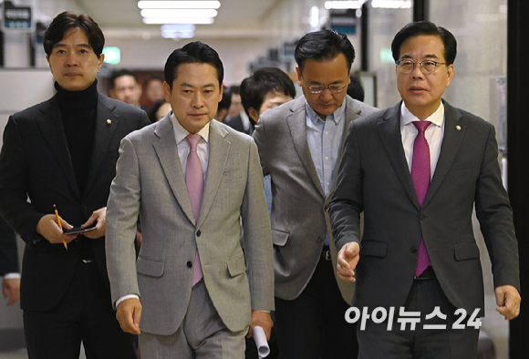 국민의힘 장동혁 대표와 송언석 원내대표가 5일 서울 여의도 국회에서 열린 '혼용무도' 이재명정권 6개월 국정평가 회의에서 참석하고 있다. [사진=곽영래 기자]