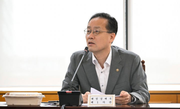 이형일 재정경제부 1차관이 30일 서울 중구 은행회관에서 '거시경제금융회의'를 주재하고 있다. [사진=재정경제부]