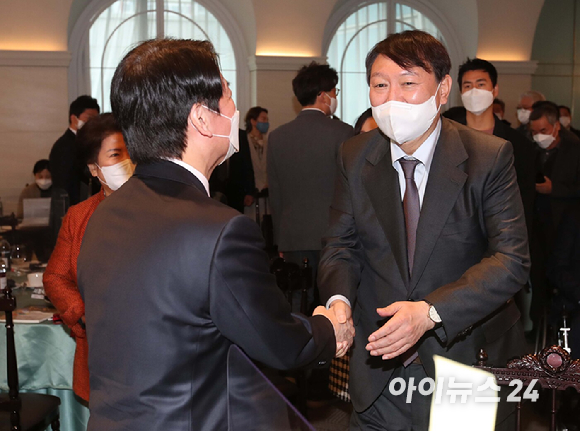 윤석열 국민의힘 대선 후보와 안철수 국민의당 대선 후보가 10일 서울 여의도 CCMM빌딩에서 열린 제23회 전국장애인지도자대회에 참석해 인사하고 있다. [사진=김성진 기자]