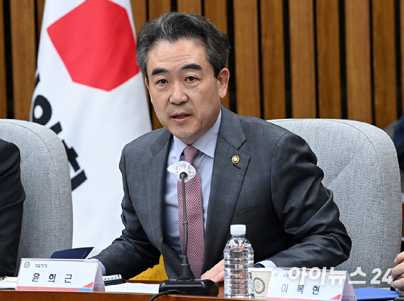 윤희근 경찰청장이 28일 오후 서울 여의도 국회에서 열린 중대 민생침해 금융범죄 대응방안 및 금융완화대책 민&middot;당&middot;정 협의회에서 인사말을 하고 있다. [사진=김성진 기자]