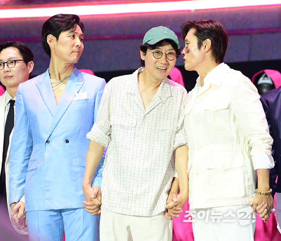 이정재-황동혁 감독-이병헌이 28일 오후 서울시청 앞 서울광장에서 열린 넷플릭스·서울특별시 공동주최 2025 K콘텐츠 서울여행주간 '오징어 게임​' 시즌3 피날레 이벤트에 참석하고 있다. [사진=정소희 기자]