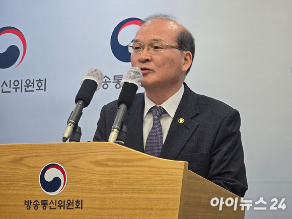 21일 오후 정부과천청사에서 이상인 방송통신위원회 부위원장이 '신뢰받고 혁신하는 글로벌 미디어 강국' 구현을 위한 3대 핵심 과제를 발표하고 있다. [사진=안세준 기자]