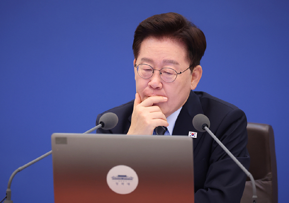 이재명 대통령이 1일 청와대에서 열린 국무회의에서 자료를 보고 있다. 2026.9.1 [사진=연합뉴스]