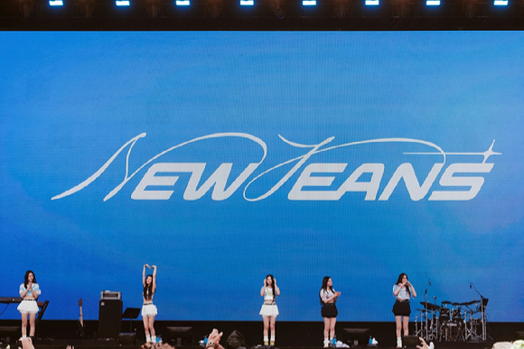 뉴진스가 일본 도쿄 조조 마린스타디움에서 열린 '서머소닉 2023' 메인 스테이지에서 공연을 하고 있다. [사진=어도어]