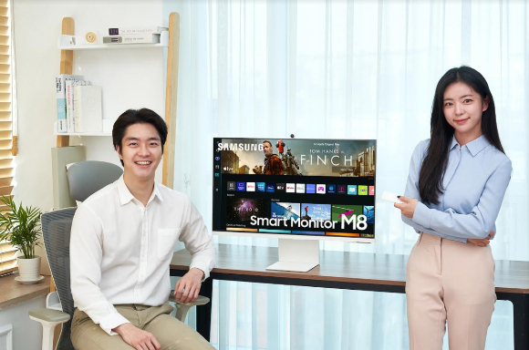 삼성전자 모델이 집안 내 다양한 공간에서 활용 가능한 스마트 모니터 M8을 소개하고 있다. [사진=삼성전자 ]