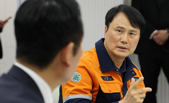 이희근 포스코 대표이사 사장이 9일 전남 광양시 포스코 광양제철소에서 열린 간담회에서 더불어민주당 정청래 대표에게 건의사항을 전달하고 있다. [사진=연합뉴스]