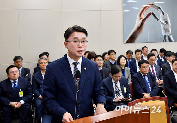 류제명 과학기술정보통신부 제2차관이 7일 서울 여의도 국회에서 열린 과학기술정보방송통신위원회 전체회의에서 2026년도 예산안 관련 제안설명을 하고 있다. [사진=곽영래 기자]