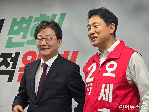오세훈 국민의힘 서울시장 후보가 14일 서울 종로구 선거사무소에서 유승민 전 의원과 만나고 있다. [사진=김한빈 기자]