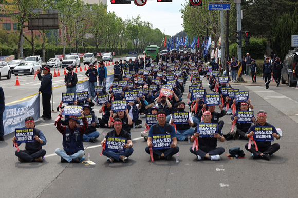 전국금속노동조합 조합원 500여명이 지난 5월 경북 포항 포스코 본사 앞 사거리에서 원청교섭을 요구하는 결의대회를 진행하고 있다. [사진=전국금속노동조합]
