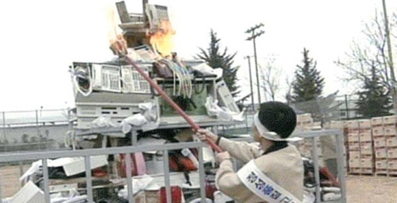 1995년 삼성전자 임직원들이 삼성 구미사업장 운동장에서 애니콜 등 휴대폰을 비롯해 무선전화기, 팩시밀리 등 불량제품 15만 대를 전량 폐기 처분하는 모습. [사진=삼성전자]