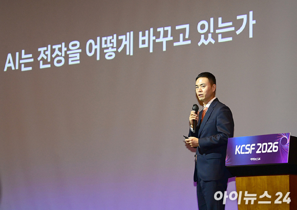 클라우드 기술과 소프트웨어 산업의 변화 흐름을 조망하는 '대한민국 클라우드/SaaS 포럼 2026'이 29일 서울 영등포구 여의도 FKI타워에서 열렸다. 유경범 네이버클라우드 사업개발/국방사업 총괄 전무가 강연 하고 있다. [사진=정소희 기자]