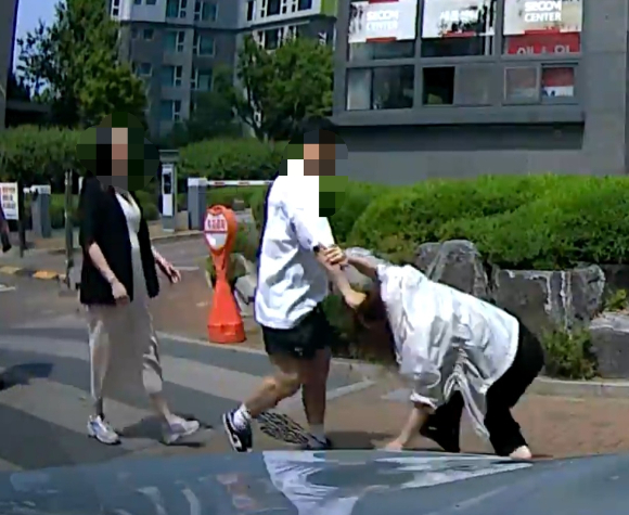 지난 5월 20일 인천 남동구의 한 아파트 주차장에서 전직 보디빌더 남성이 30대 여성을 폭행하고 있다. [사진=뉴시스]