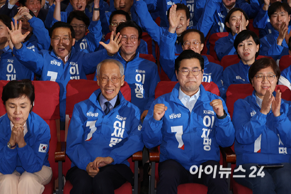 더불어민주당 박찬대 상임총괄선거대책위원장, 윤여준 상임총괄선거대책위원장, 강금실 총괄선거대책위원장 등 당 지도부가 3일 오후 국회 의원회관 개표 상황실에서 출구조사 결과를 지켜보며 환호하고 있다. [사진=곽영래 기자]