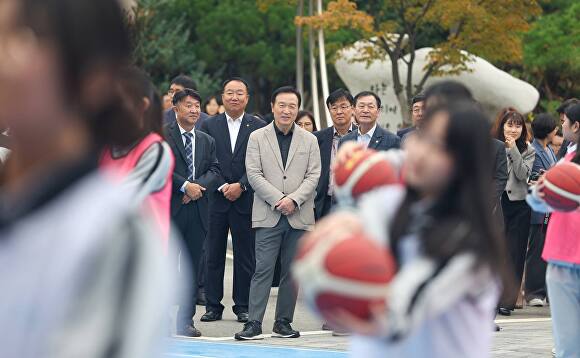 1일 안산 송호고등학교에서 열린 ‘스포츠공원형 미래형 운동장’ 개장식에서 임태희 교육감 등 참석자들이 흐뭇한 표정으로 학생들을 바라보고 있다. [사진=경기도교육청]