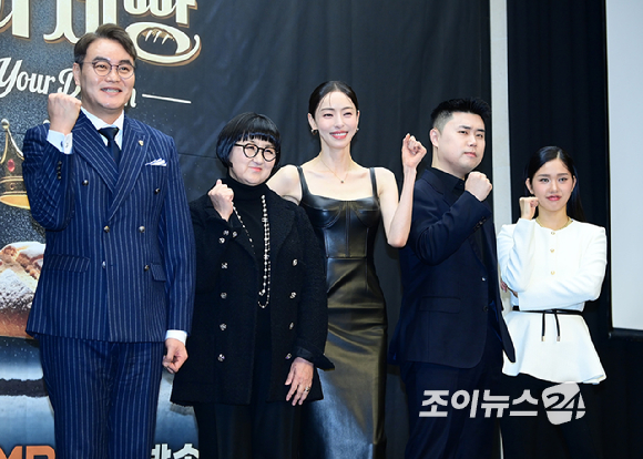 (왼쪽부터)이석원-노희영-이다희(MC)-권성준-미미가 30일 오후 서울 마포구 상암동 스탠포드호텔에서 열린 MBN K-베이커리 서바이벌 '천하제빵' 제작발표회에 참석하고 있다. [사진=정소희 기자]