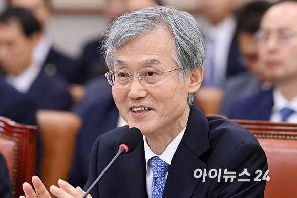 조희대 대법원장이 6일 서울 여의도 국회에서 열린 국회 법제사법위원회의 대법원 등 국정감사에서 의원 질의에 답변하고 있다. [사진=곽영래 기자]