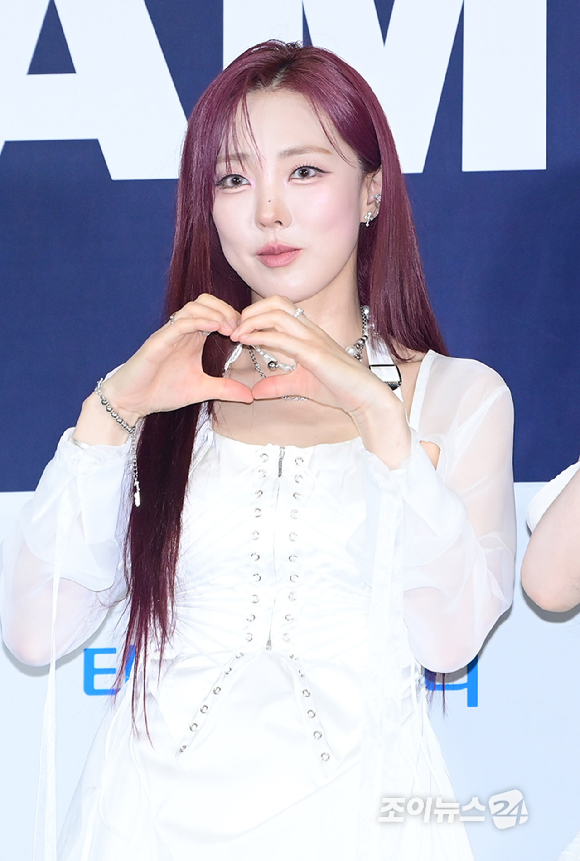 그룹 씨야(See Ya)가 27일 경기 고양시 킨텍스에서 열린 2026 케이 월드 드림 어워즈(K WORLD DREAM AWARDS)' 블루카펫에 참석하고 있다. [사진=정소희 기자]