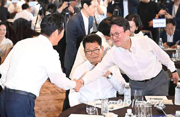 정청래(왼쪽) 더불어민주당 전 대표와 김민석 전 총리가 3일 서울 용산구 한 호텔에서 열린 민주당 국회의원 워크숍에 참석해 인사하고 있다. [사진=곽영래 기자]