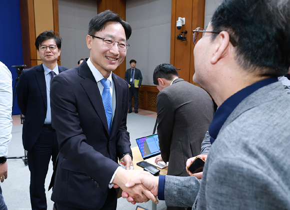 임광현 신임 비서실장이 15일 청와대에서 이재명 대통령 주재로 열린 수석보좌관회의에서 인사말을 하고 있다. 2026.10.15 [사진=연합뉴스]