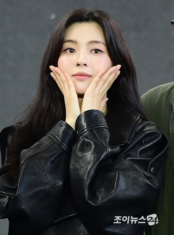 (왼쪽부터)이용재 감독-배우 이선빈-유재명-김영민-전석호가 9일 부산 해운대구 영화의전당에서 열린 제31회 부산국제영화제 '수능, 출제의 비밀' 오픈토크에 참석하고 있다. [사진=정소희 기자]
