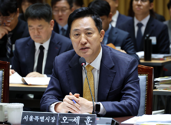 오세훈 서울시장이 15일 서울시청에서 열린 행정안전위원회 국정감사에서 위원 질의에 답하고 있다. [사진=연합뉴스]