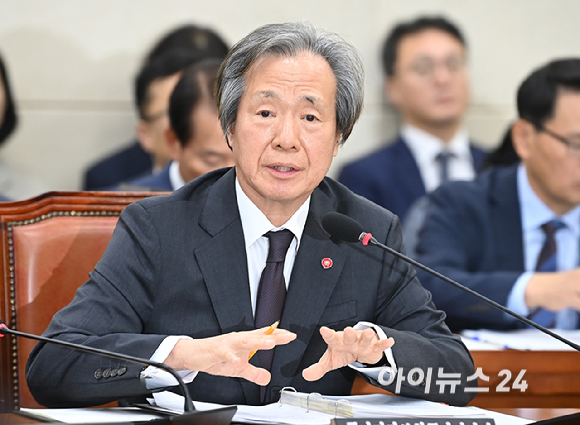 정기석 국민건강보험공단 이사장이 17일 국회 보건복지위에서 열린 2025년도 건강보험공단과 건강보험 심평원에 대한 국정감사에서 질의에 답하고 있다. [사진=곽영래 기자]