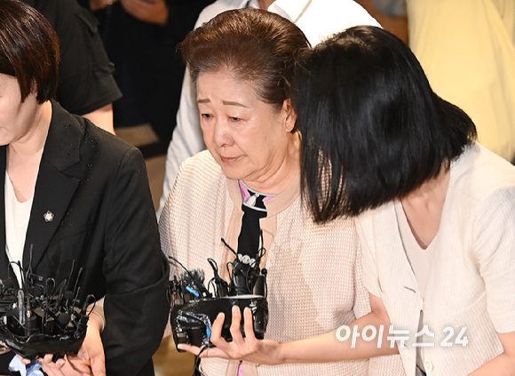 '통일교 현안 청탁' 한학자 총재가 17일 오전 서울 종로구에 마련된 김건희 특검팀(특별검사 민중기) 사무실로 조사를 받기 위해 출석하고 있다. [사진=곽영래 기자]