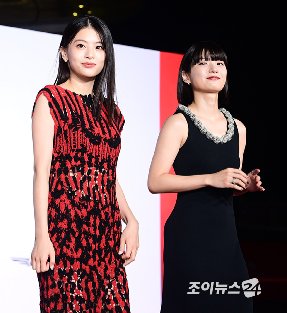 '룩백' 데구치 나츠키-마키타 아쥬가 6일 부산 해운대구 영화의전당에서 열린 제31회 부산국제영화제 개막식 레드카펫 행사에 참석하고 있다. [사진=정소희 기자]