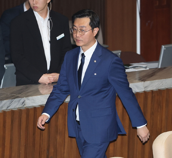 더불어민주당 장경태 의원이 27일 국민의힘 추경호 의원에 대한 체포동의안 투표를 마친 뒤 국회 본회의장을 나서고 있다. 2025.11.27 [사진=연합뉴스]