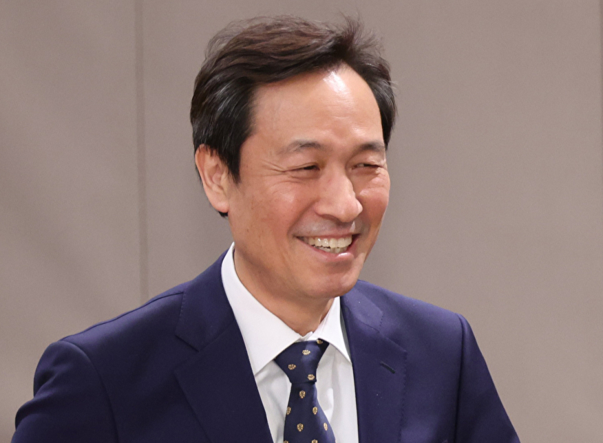 6&middot;3 지방선거 강원도지사 선거 출마를 위해 사직하는 우상호 정무수석이 18일 청와대 기자회견장에서 사직인사 후 이동하고 있다. 우 정무수석 후임은 홍익표 전 의원이다. 2026.1.18 [사진=연합뉴스]