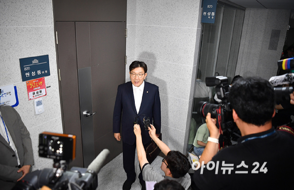 권성동 국민의힘 의원이 18일 자신의 의원실 앞에서 특검의 압수수색 관련 입장을 밝히고 있다. [사진=곽영래 기자]