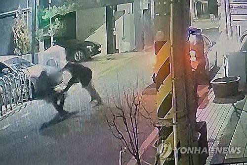 지난 2월 26일 광주 동구 금남로 한 골목에서 경찰관이 50대 남성이 휘두른 흉기에 찔려 쓰러지고 있다. 독자제공. [사진=연합뉴스]