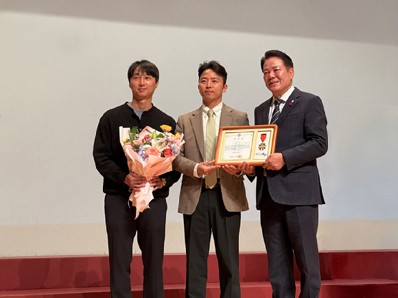 동아오츠카가 생태계 교란 식물 제거활동의 공로를 인정받아 안양시장 표창을 수상했다. 동아오츠카 관계자들이 최대호 안양시장(오른쪽)과 기념 촬영하고 있다. [사진=동아오츠카 제공]