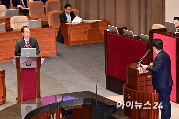 한덕수 국무총리가 9일 오후 서울 여의도 국회에서 열린 본회의에서 박지원 더불어민주당 의원의 대정부 질문(정치에 관한 질문)에 답하고 있다. [사진=곽영래 기자]