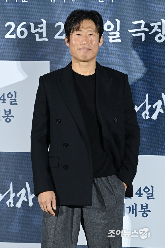 배우 유해진이 19일 오전 서울 용산구 CGV용산아이파크몰점에서 열린 영화 '왕과 사는 남자'(감독 장항준) 제작보고회에 참석해 포즈를 취하고 있다. [사진=문수지 기자]