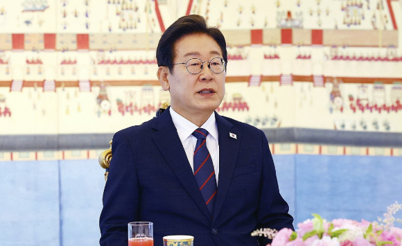 지난 18일 서울 강남구 코엑스에서 열린 2025 메타버스 엑스포에서 개혁신당 이준석 의원이 부스를 둘러보고 있다. [사진=연합뉴스]