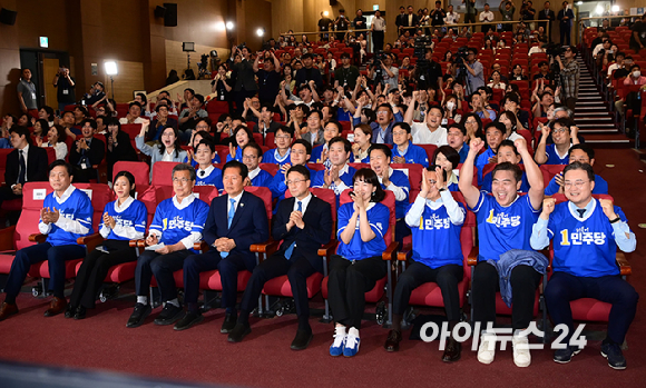 제9회 전국동시지방선거일인 3일 오후 서울 여의도 국회 의원회관에 마련된 더불어민주당 개표상황실에서 정청래 당 대표와 한병도 원내대표 등 지도부들이 지상파 방송3사 출구조사를 지켜보며 환호하고 있다. [사진=정소희 기자]