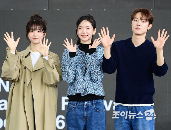 배우 전소영-심수빈-김동휘가 10일 부산 해운대구 영화의전당에서 열린 제31회 부산국제영화제 'BIFF의 발견, 빛나는 신예' 오픈토크에 참석하고 있다. [사진=정소희 기자]