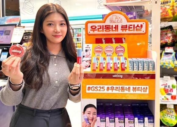 소비자가 CU에서 HEYROO 득템 시리즈를 살펴보고 있는 모습. [사진=CU]